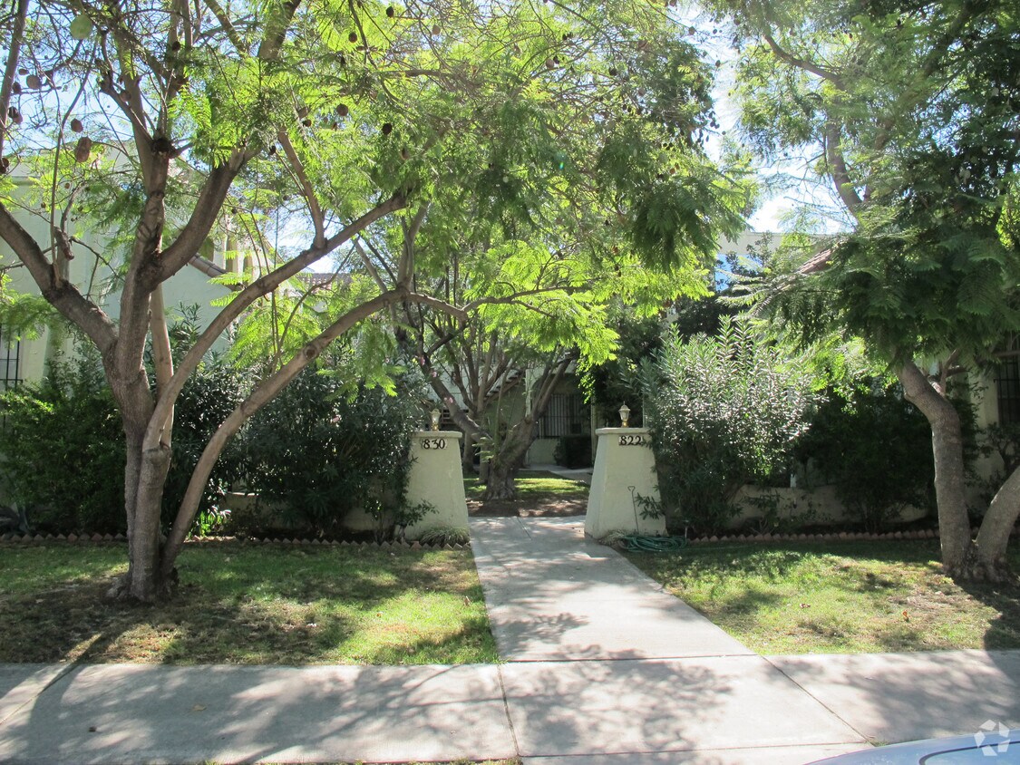 Foto del edificio - 822 N Las Palmas Ave