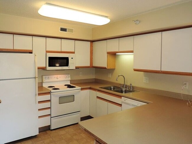 Building Photo - $1,150 | 2 Bedroom, 1 Bathroom Condo | Pet Friendly* | Available for July 30th, 2026 Move In!