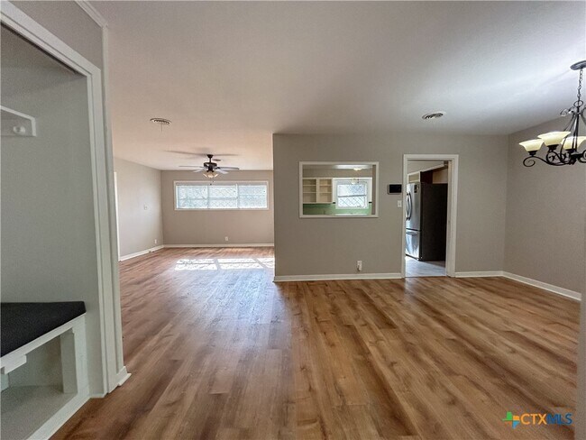 Foto del edificio - 4902 Dahlia Ln