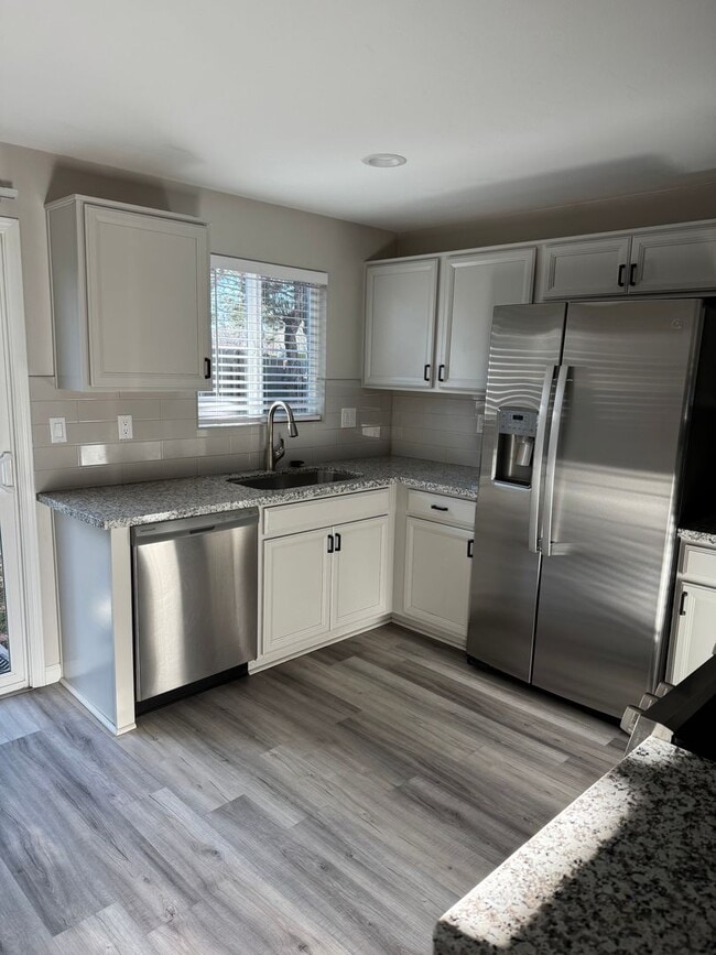 Foto del edificio - Fully Remodeled 2 bed 1 bath!!- Lesley Reilly Property