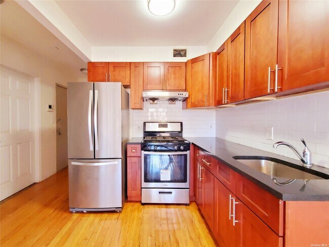 Building Photo - 31-53-53 Linden Pl