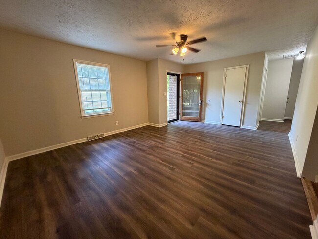 Foto del edificio - Nice 3/1.5 House in Silver Creek- $1,295