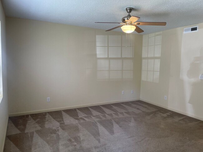 Building Photo - Beautiful 2-Bedroom Townhome in a Prime Lo...