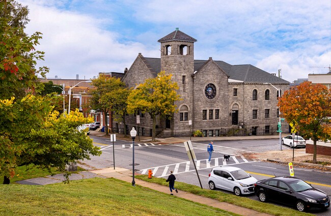 Foto del edificio - 300 S Patterson Park Ave