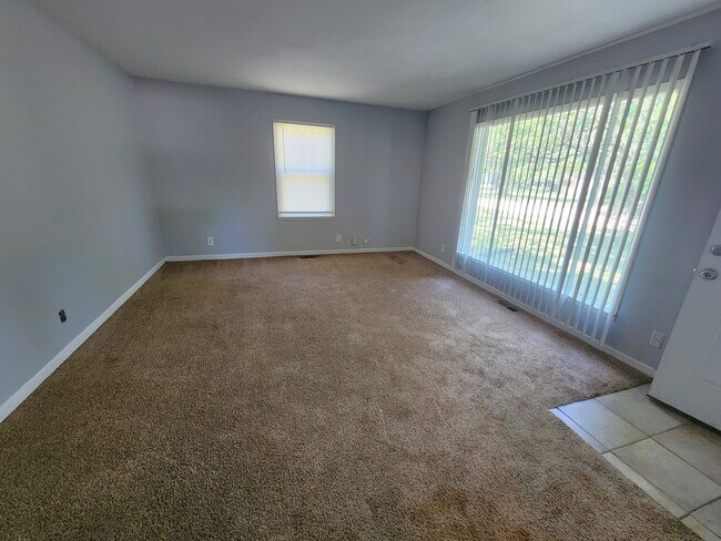 Foto del edificio - Big 3BR, 1.5 Bath rancher with garage and ...