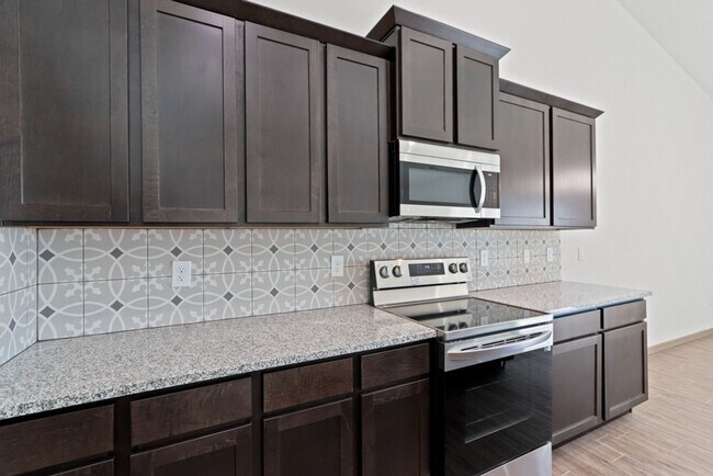 Foto del edificio - $400 off your first months rent*** Newer 4 bedroom Townhome Available now!