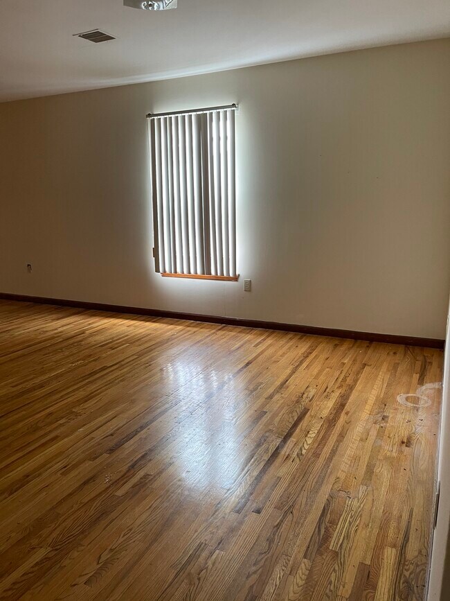 Living Room - 921 Jackson Ave