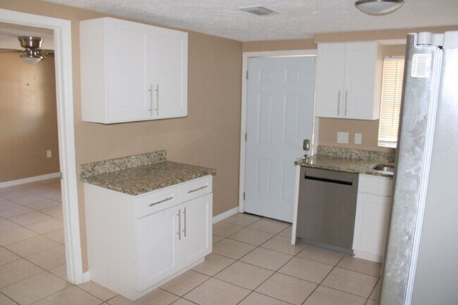 Foto del edificio - Updated Duplex unit