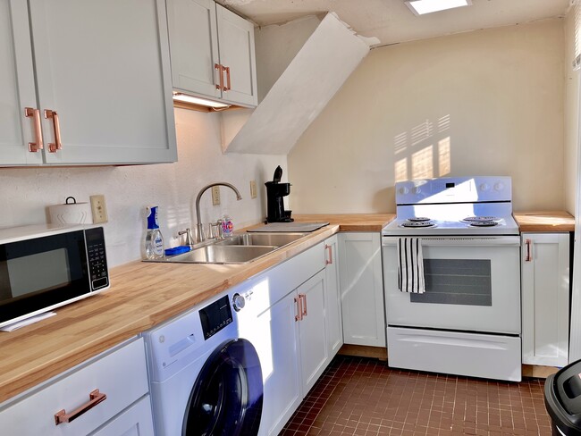 Kitchen - 1620 Fairview Ave