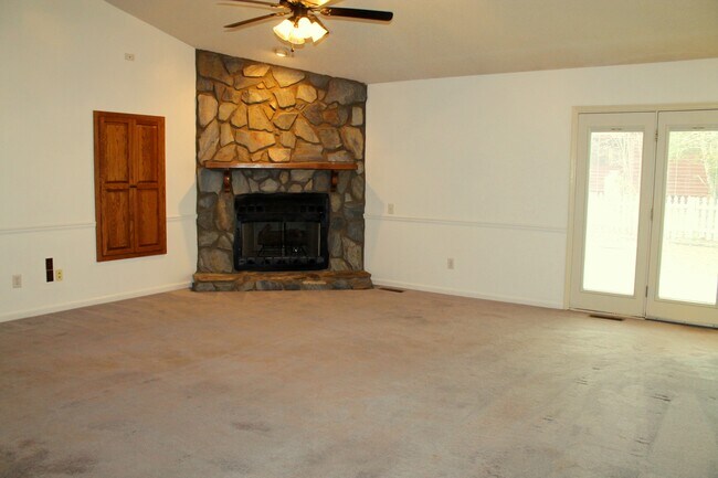 Building Photo - 109 Pinesage Dr