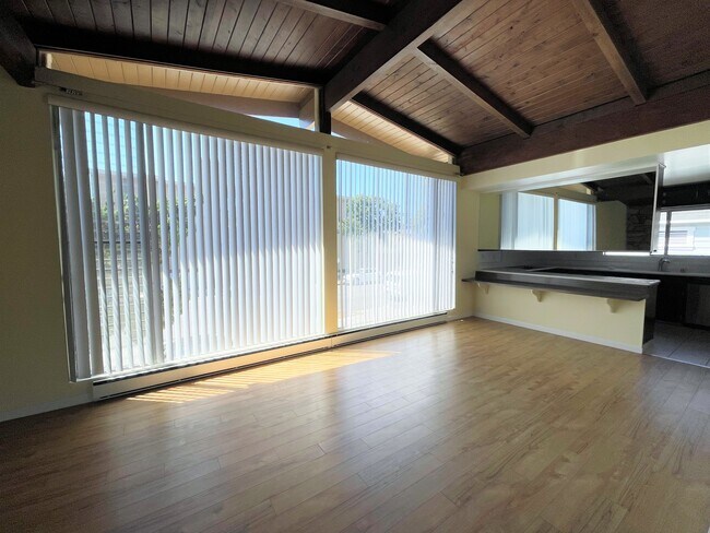 Foto del edificio - 334 Newport Ave