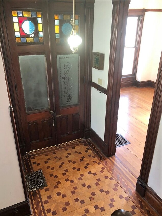 Foto principal - Historic Home 4 Bed, 2 Bath - MUST SEE!!