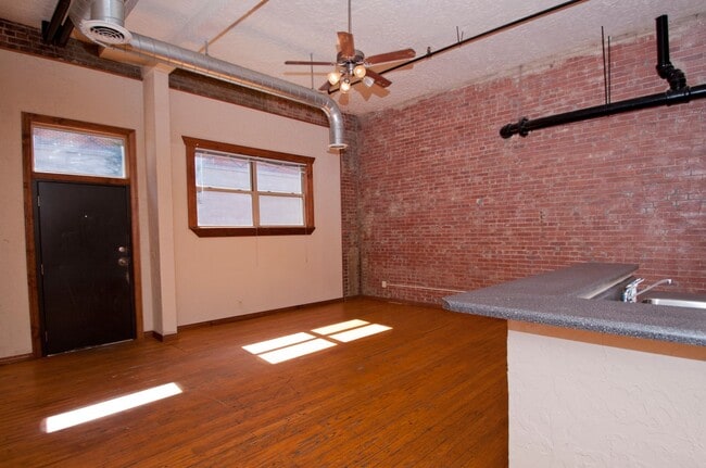 Building Photo - Market 103