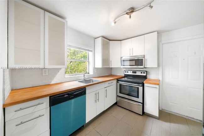 Foto del edificio - 3262 Elizabeth St