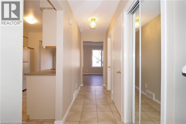 Building Photo - 395 Kingscourt Dr