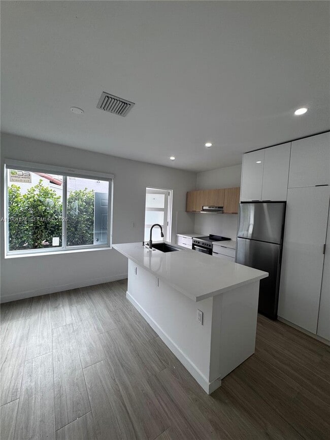 Building Photo - 2855 Royal Palm Ave