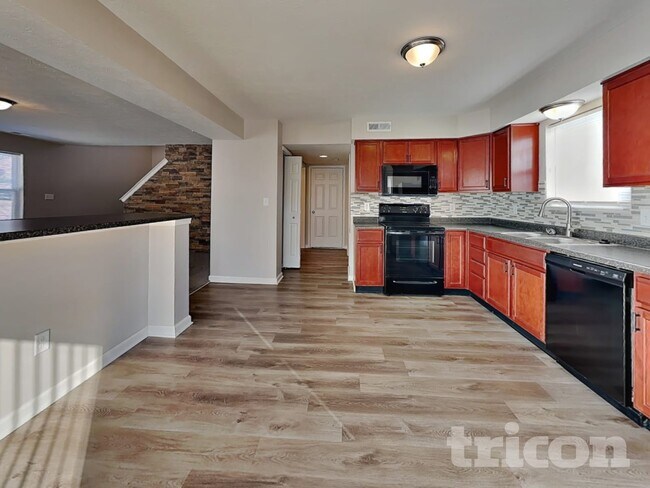 Foto del edificio - 561 Grassy Bend Dr