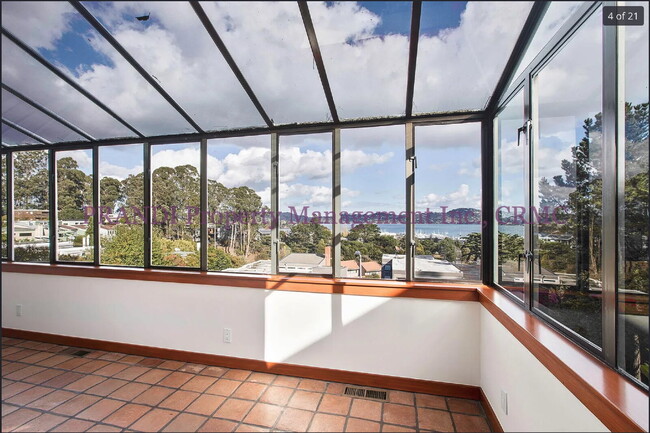 Foto del edificio - COMING SOON! Upgraded Townhouse with Spect...