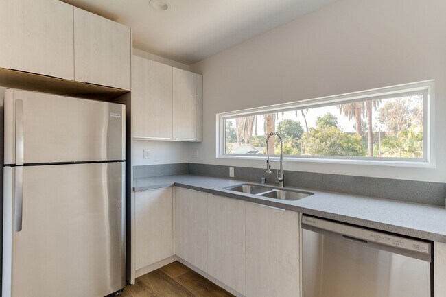 Building Photo - 2409 Carmona Ave