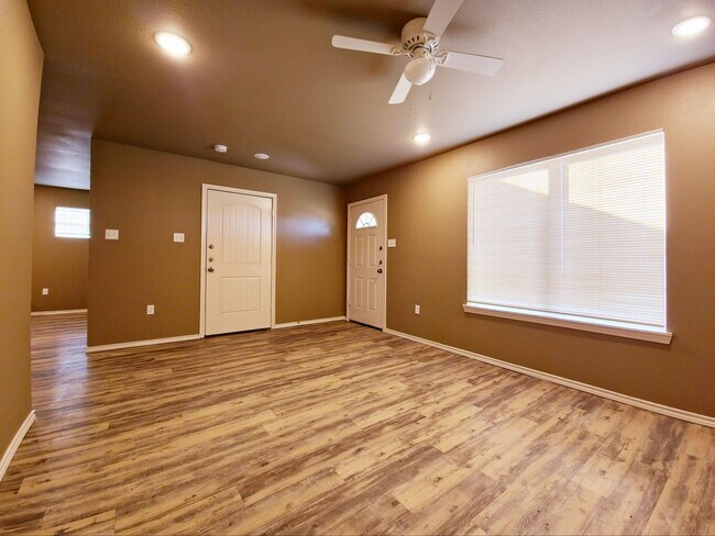 Foto del edificio - $500 MOVE-IN SPECIAL: Great 3/2/1 in North...