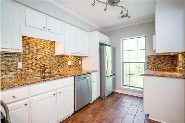 Building Photo - 26202 Plantation Dr NE