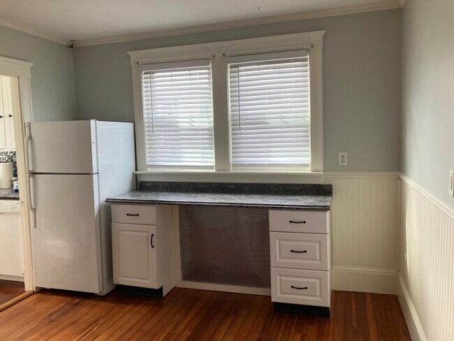 Building Photo - 43 Roslyn St