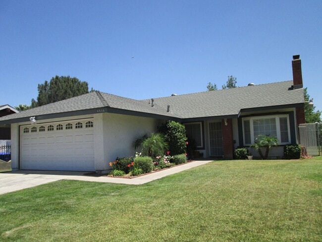 Building Photo - 3 BEDROOM 2 BATH HOUSE WITH 2 CAR GARAGE $...