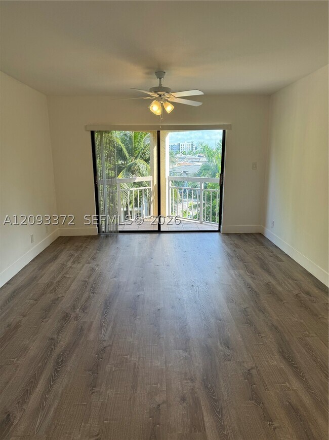 Foto del edificio - 8290 Lake Dr