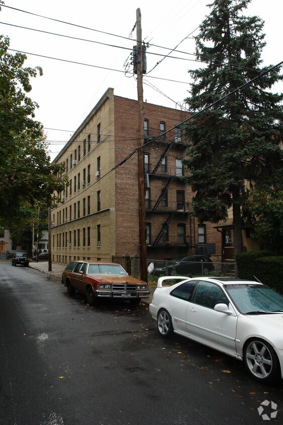 Foto del edificio - 508 Van Cortlandt Park Ave