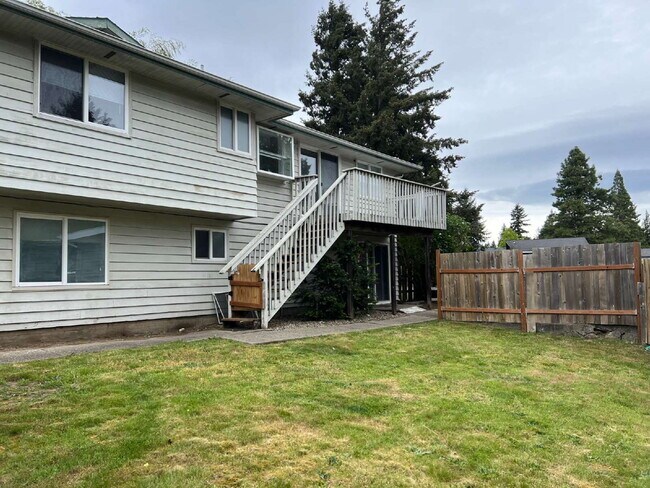 Building Photo - Spacious Home on Corner Lot Available!