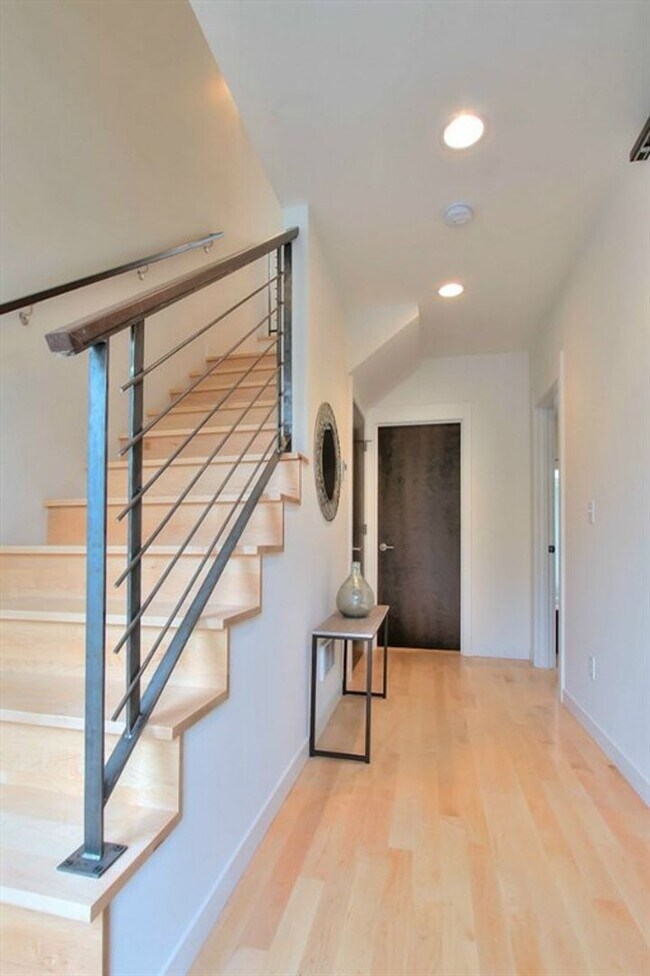 Foto del edificio - Gorgeous 4-star certified Ballard Town Hom...
