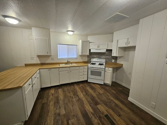 Building Photo - Newly Remodeled Manufactured Home