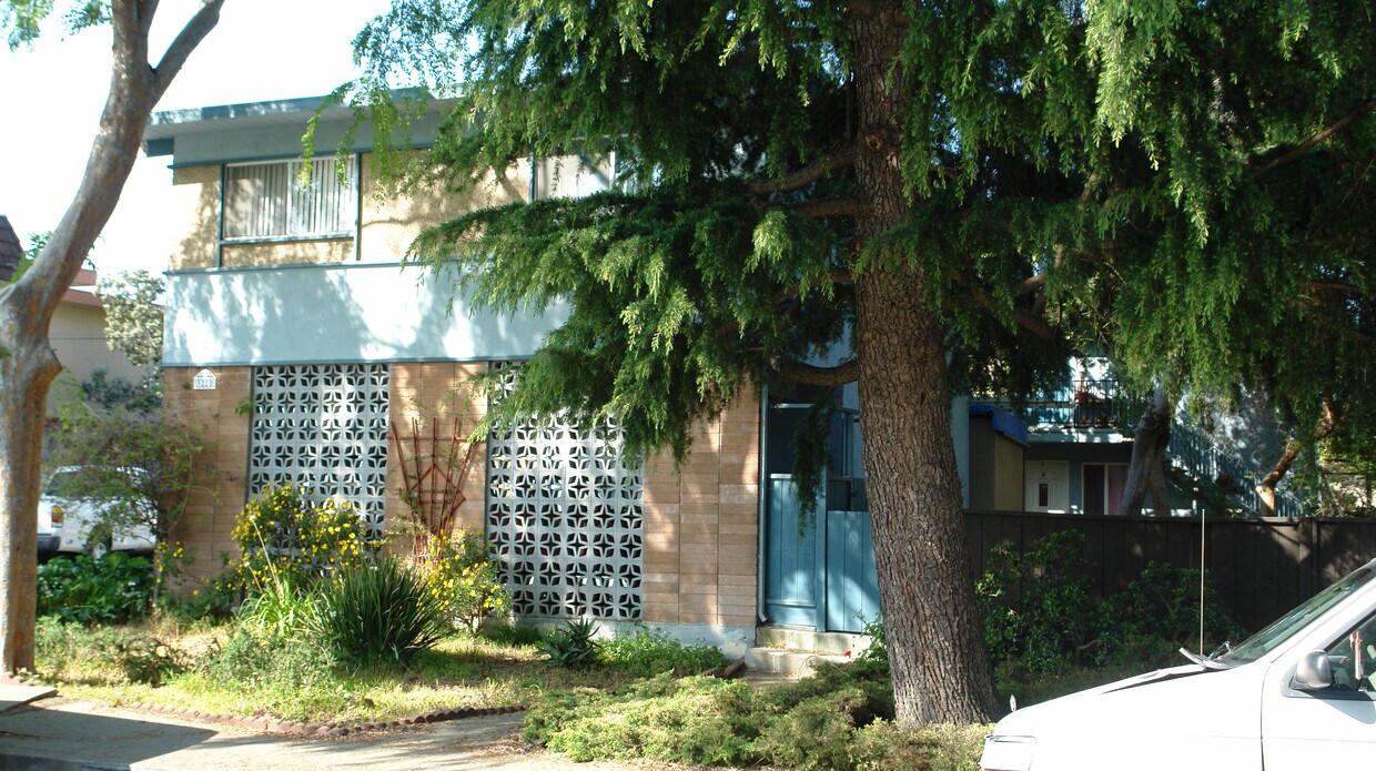Building Photo - 3225 Santa Clara Ave