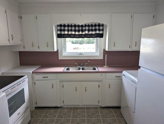 Building Photo - Stanley, 3 Bedroom!  2 Full Bathrooms.  La...