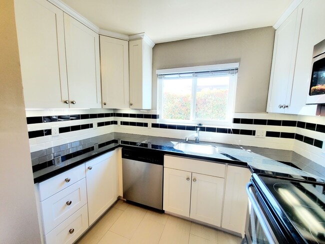 Building Photo - spacious 1 upgraded bedroom 1/2 block from...