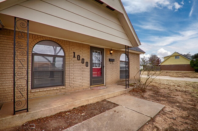 Building Photo - Updated 4 Bedroom - 2 Bathroom in Moore!