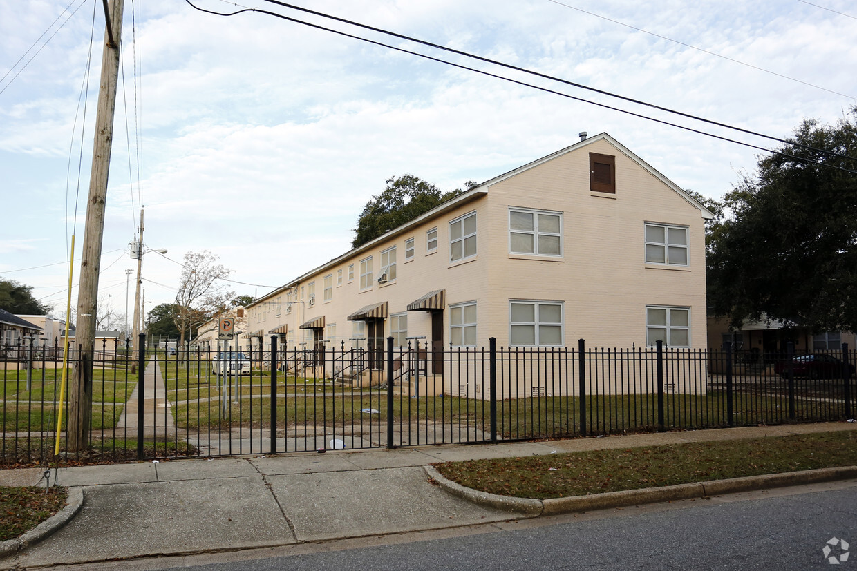 Building Photo - Oaklawn Homes