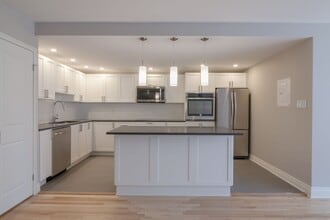 Building Photo - 3468 Rue Drummond