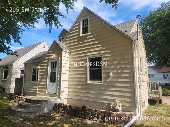 Building Photo - Recently Updated 3 BR 1 Bath Utilities Pai...