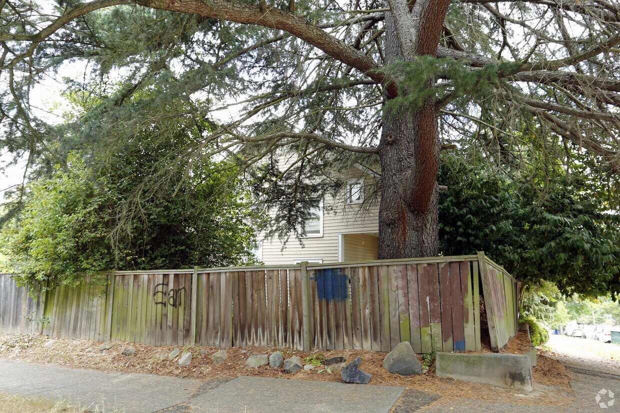 Building Photo - 30th Ave SW