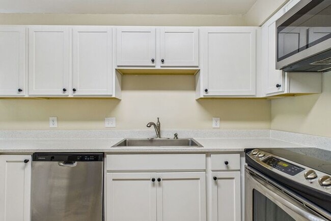 Building Photo - Charming 3-Bedroom Townhome in Sunset Woods