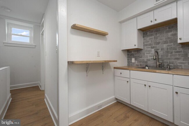 Foto del edificio - 305 S Main St