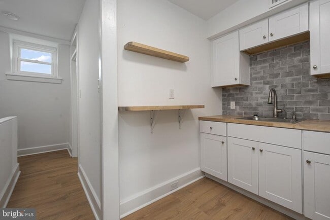 Building Photo - 305 S Main St