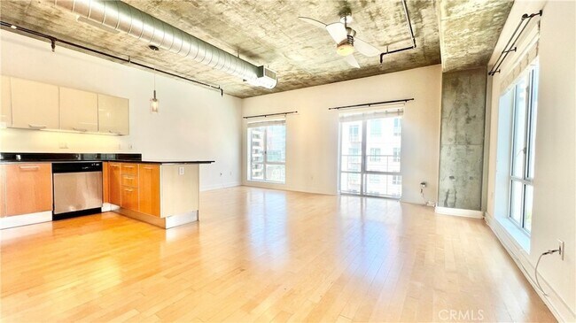 Foto del edificio - 645 W 9th St
