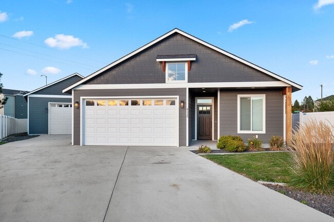 Building Photo - Newer Construction with 28X36 Shop!