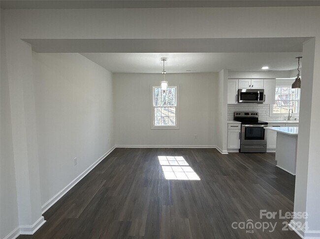 Foto del edificio - 5406 Barrington Dr