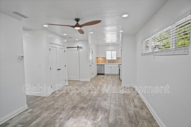 Foto del edificio - 24403 Newhall Ave