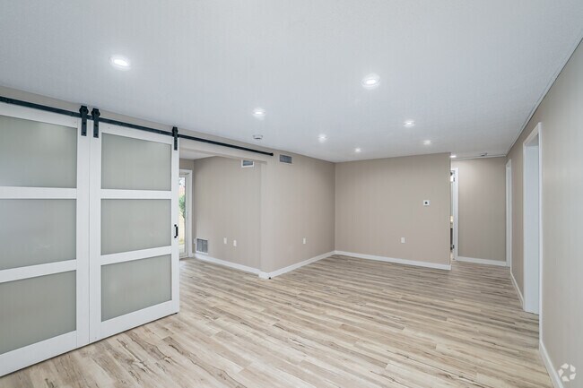 2 habitaciones, 2 baños - 1277 pies cuadrados - Sala de estar - Avon Place