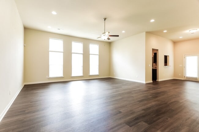 Building Photo - 325 Clover Cir