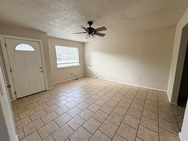 Building Photo - Great starter home on dead end street.